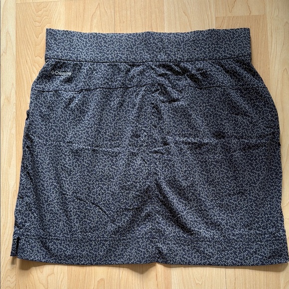 Columbia Ladies Pull on Skort with 2 Pockets in front attached blue shorts. EUC - Picture 7 of 7